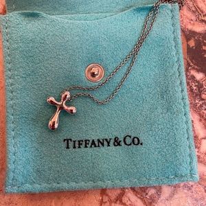 Tiffany Elsa perretti petite cross necklace
